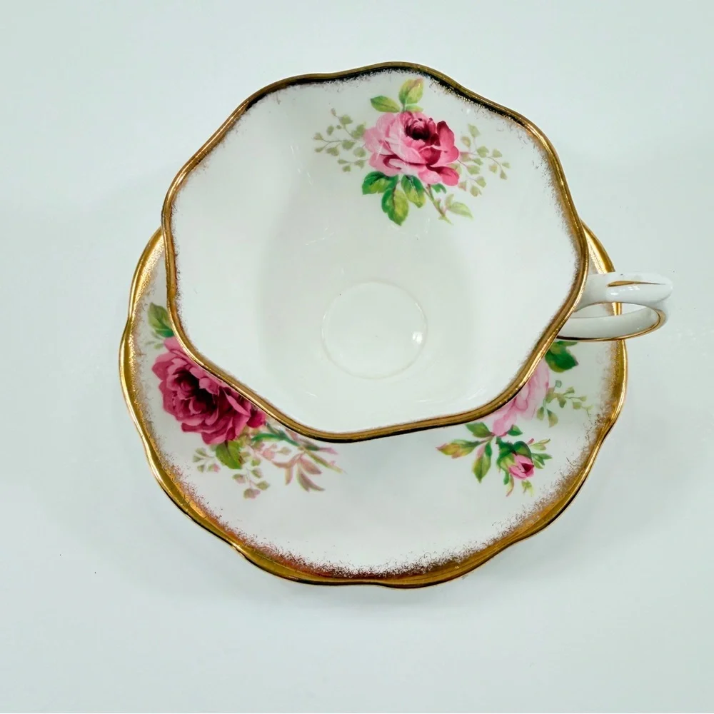 ROYAL ALBERT BONE CHINA AMERICAN BEAUTY PINK‎ ROSES TEACUP & SAUCER SET VINTAGE